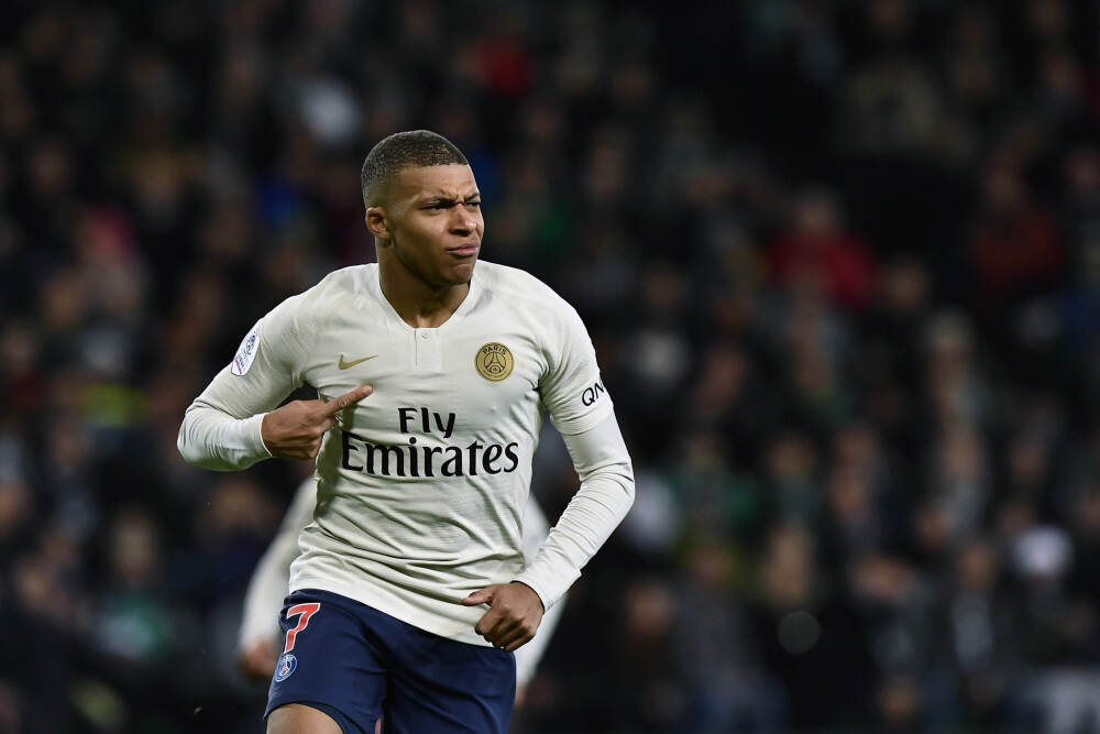 高效填数据栏！克拉克斯顿半场6中5拿到12分2板2助1断2帽